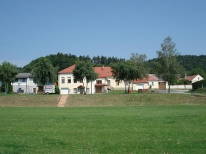 Ansicht der Alten Schule Landsee vom Sportplatz aus