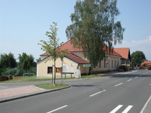 Ansicht der Alten Schule von der Hauptstraße aus